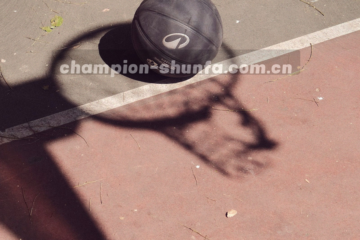 多人对着多块屏幕比对赛事数据、整理场次信息的协作工作场景